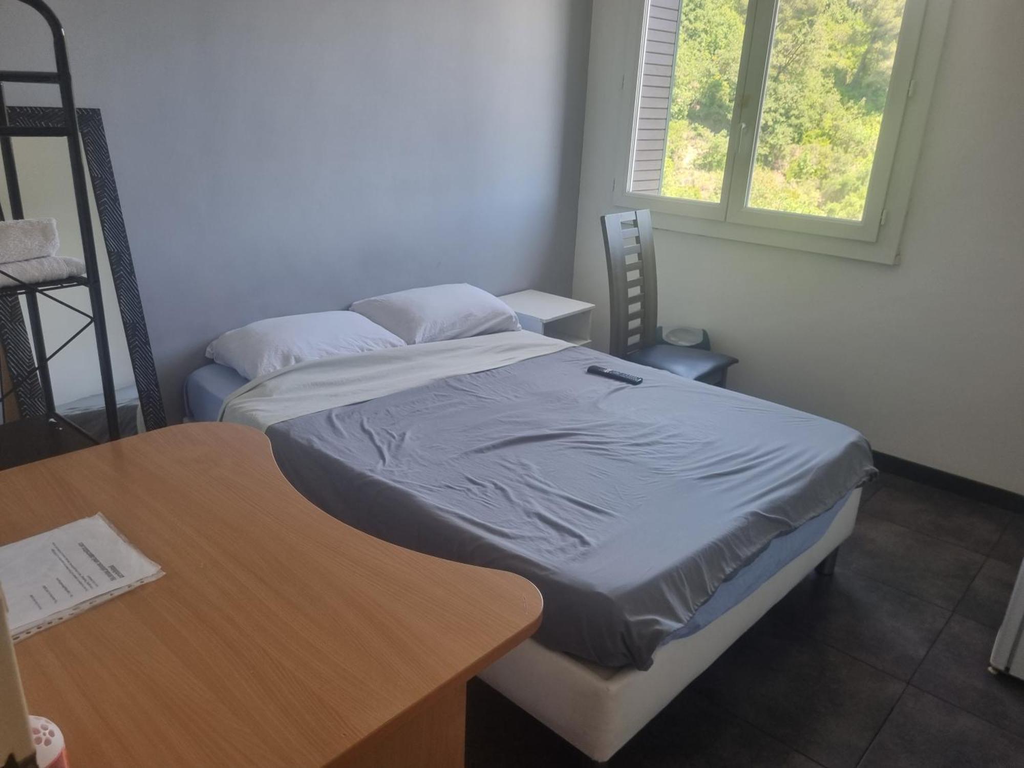 New Cheap Private Room, Kitchen , Overwieuw Sea,Tram On Spot, 12 Minutes From Nice Train Station With Tram , Beach In 17 Min Tram , Chambre Privee Pas Cher, Cuisine Equipee , Tram Sur Place, Apercu Mer, 12 Min De La Gare De Nice Avec Le Tram, 17 Min 객실 사진