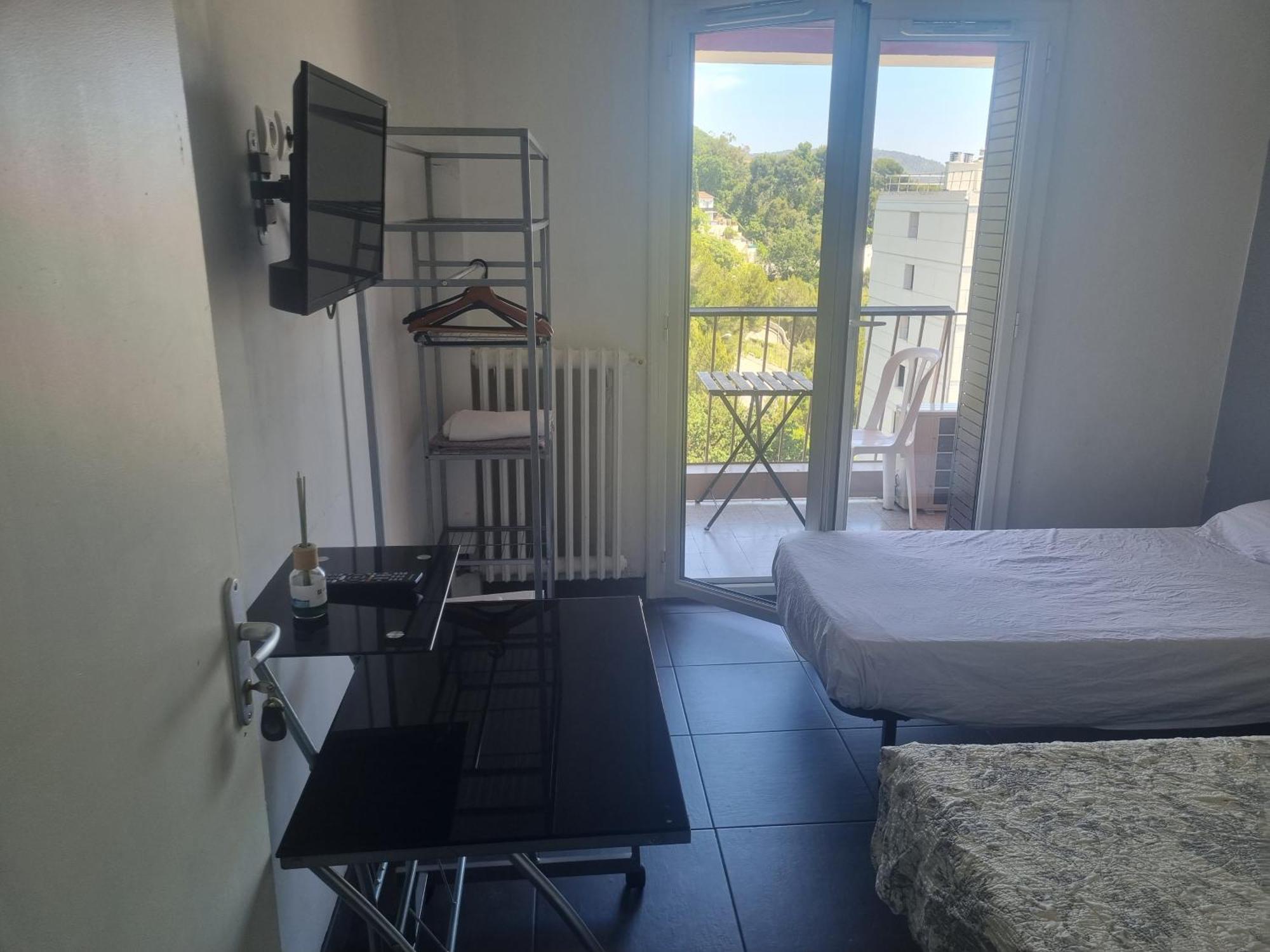 New Cheap Private Room, Kitchen , Overwieuw Sea,Tram On Spot, 12 Minutes From Nice Train Station With Tram , Beach In 17 Min Tram , Chambre Privee Pas Cher, Cuisine Equipee , Tram Sur Place, Apercu Mer, 12 Min De La Gare De Nice Avec Le Tram, 17 Min 객실 사진