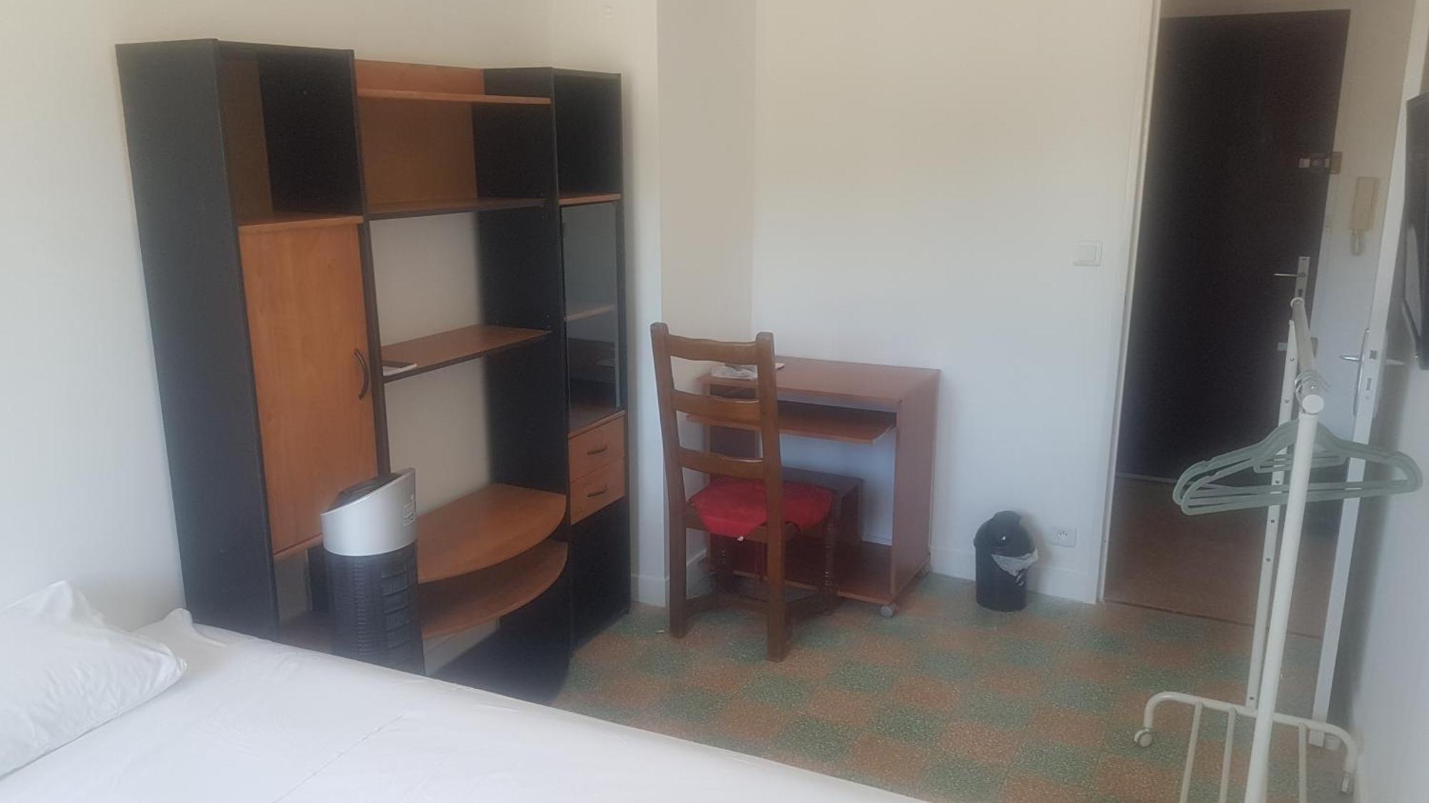 New Cheap Private Room, Kitchen , Overwieuw Sea,Tram On Spot, 12 Minutes From Nice Train Station With Tram , Beach In 17 Min Tram , Chambre Privee Pas Cher, Cuisine Equipee , Tram Sur Place, Apercu Mer, 12 Min De La Gare De Nice Avec Le Tram, 17 Min 객실 사진